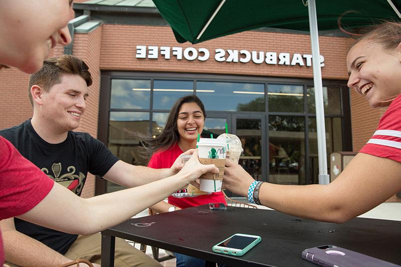 Students enjoying Starbucks at Gray 图书馆